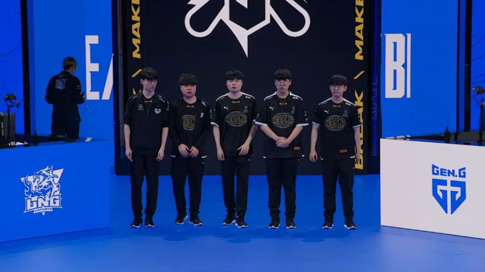 一名球员 一名球员